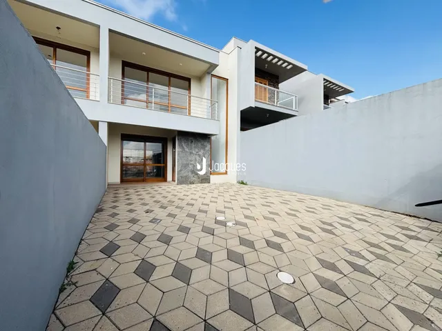 Fachada de um imóvel residencial em Lajeado, Brasil, com área externa pavimentada.