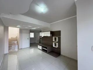 Vista interna de um ambiente com piso de cerâmica e porta branca.