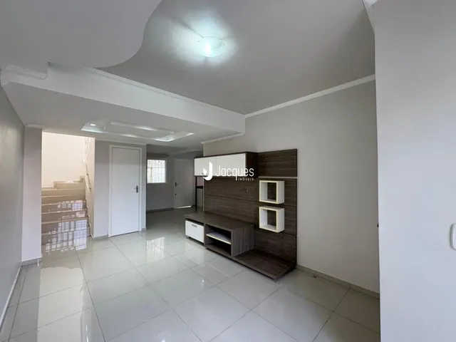 Vista interna de um ambiente com piso de cerâmica e porta branca.