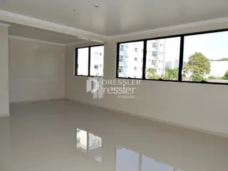 Vista interna de um ambiente com grandes janelas.