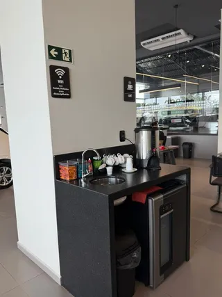 Parede interna com alguns itens pendurados em uma residência.