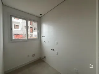 Hall da casa com duas janelas voltadas para a parede externa.