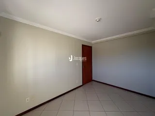 Foto de um ambiente interno com paredes claras e piso de cerâmica.