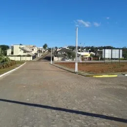 Vista externa da rua de acesso a uma propriedade em Lajeado, Brasil.