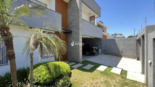 Fachada de uma residência moderna em Lajeado, Brasil, com paisagismo frontal.