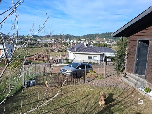Vista da fachada de uma residência em Lajeado, Brasil, com um quintal cercado.