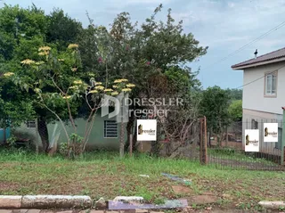 A fachada da propriedade em Lajeado, Brasil, é cercada por vegetação densa.