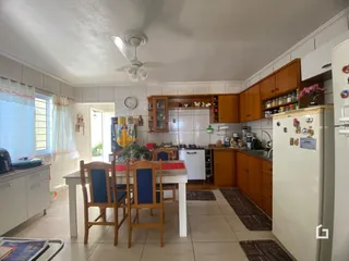 Foto da sala de jantar e cozinha de uma residência.