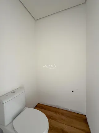 Foto de um banheiro com piso de madeira.