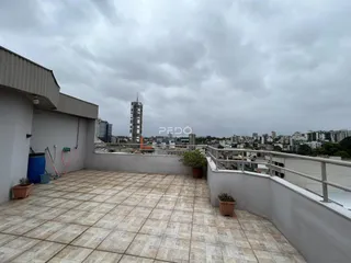 Varanda com piso de cerâmica e vista da cidade.