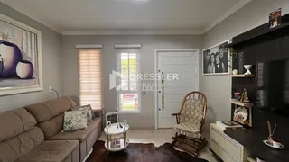 Sala de estar com sofá e decoração de parede.