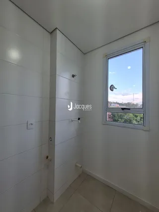 Parede branca com janela em um ambiente interno.