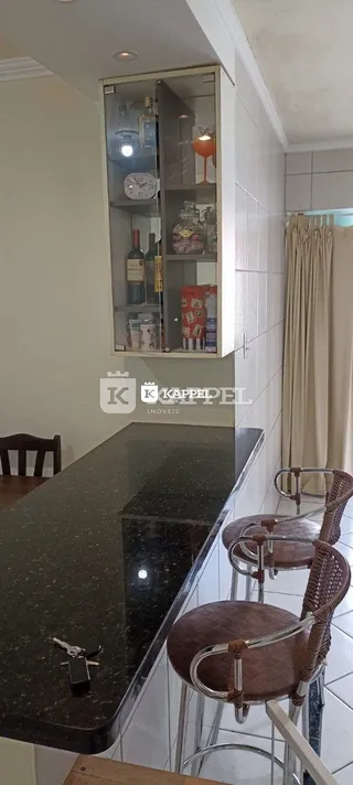 Foto de um balcão escuro em uma área interna de uma residência.
