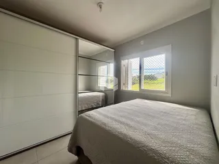 Quarto com cama e janela em um imóvel no Brasil.