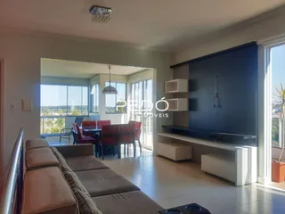 Sala de estar com vista para o exterior em Lajeado.