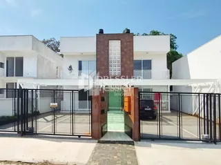 Fachada de uma residência em Lajeado, Brasil com portão de ferro.