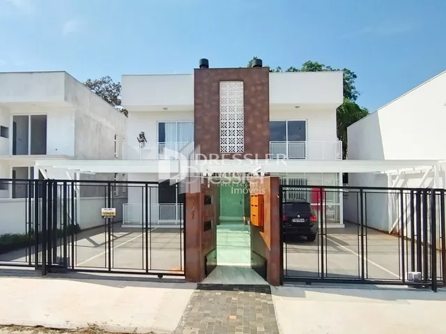 Fachada de uma residência em Lajeado, Brasil com portão de ferro.