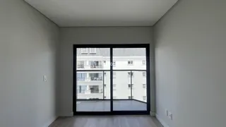 Ambiente interno com grande janela de vidro.