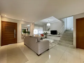 Sala de estar com sofá e televisão em um apartamento.