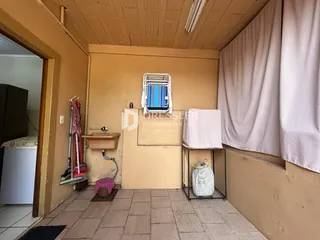 Foto de um interior com paredes amarelas e piso de cerâmica.
