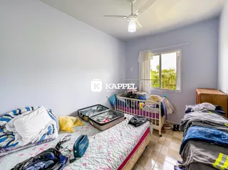 Quarto com cama e janela em um imóvel.
