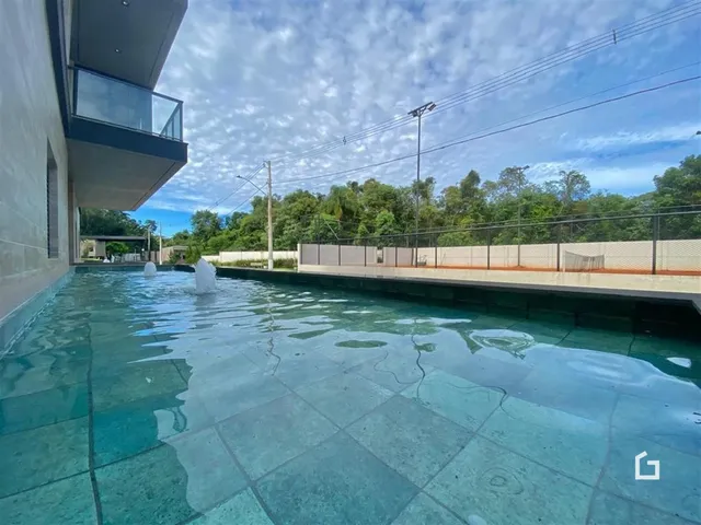 Vista externa de uma área com piscina e muro em Lajeado, Brasil.