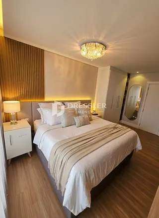 Quarto com cama e decoração moderna em um imóvel no Brasil.