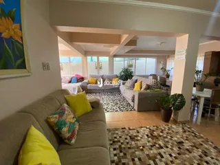 Sala de estar com sofá e decoração em um imóvel no Brasil.