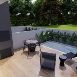 Área externa com deck de madeira e água em um jardim.