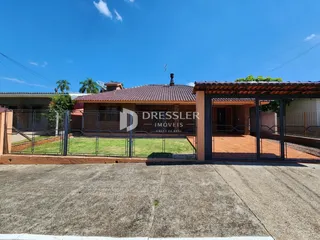 Fachada de uma residência em Lajeado, Brasil, com cerca e portão.