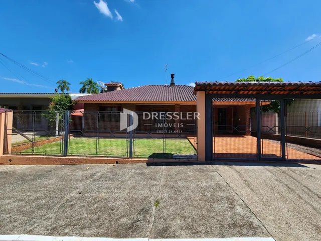 Fachada de uma residência em Lajeado, Brasil, com cerca e portão.
