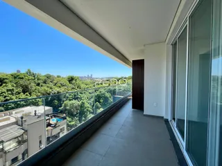 Vista da varanda com vista para a mata densa.