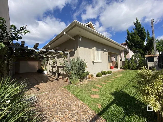 Fachada de casa em Lajeado com jardim e caminho de pedras.