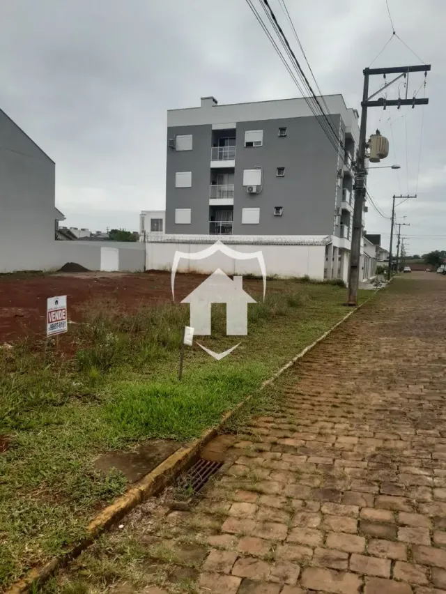 Fachada de um imóvel residencial em Lajeado, Brasil, com área gramada na frente.