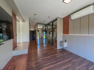 Hall de entrada com piso de madeira no imóvel.