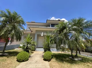 Fachada de uma residência com palmeiras e jardim em Lajeado.