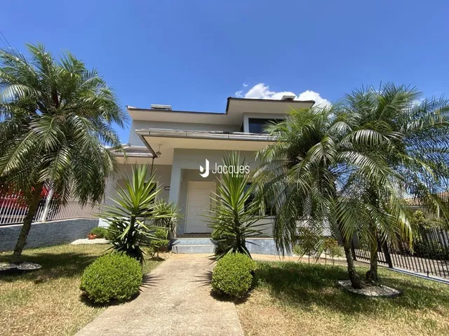 Fachada de uma residência com palmeiras e jardim em Lajeado.