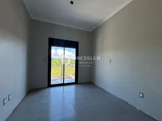 Interior de um cômodo com porta de vidro voltada para o exterior.
