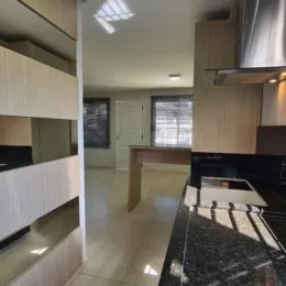 Foto de um ambiente interno com painéis de madeira clara e prateleiras.
