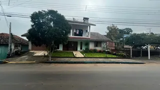 Fachada de uma residência em Lajeado, Brasil, vista da rua.