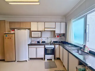 Foto da cozinha de uma residência com armários e bancadas.