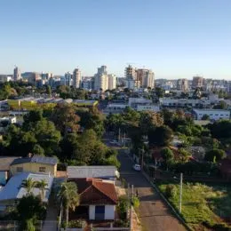 Vista externa de uma área residencial com vegetação densa.