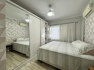 Quarto com cama e armários em um imóvel no Brasil.