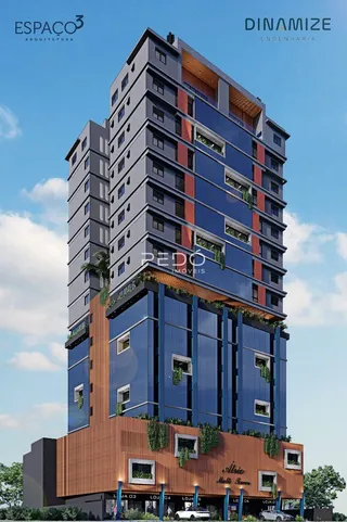 Fachada de um edifício residencial moderno com revestimento azul e laranja.