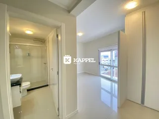 Hall de entrada com piso claro e janela que oferece vista.