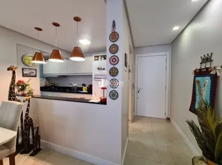 Sala de estar com área de cozinha visível na residência.
