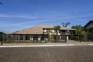 Fachada de uma casa em Lajeado, Brasil, com telhado de telhas.