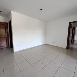 Ambiente interno com piso de cerâmica claro.