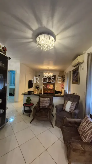 Sala de estar com sofá e poltronas em um apartamento no Brasil.