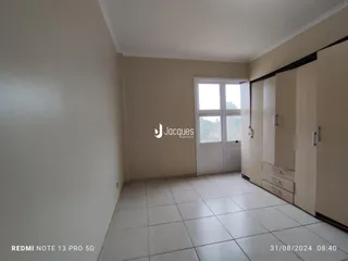 Ambiente interno com paredes claras e piso de cerâmica.